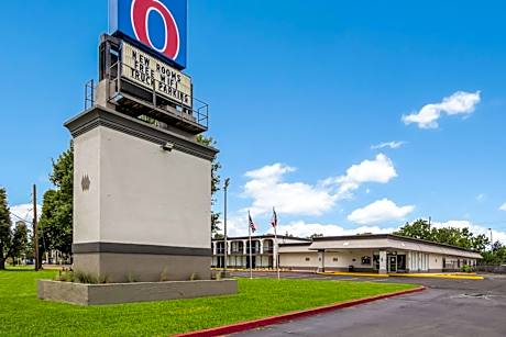 Motel 6 Groves, Tx