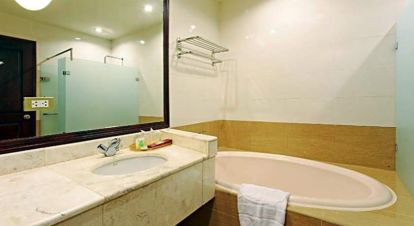 Sarrosa International Hotel And Residential Suites