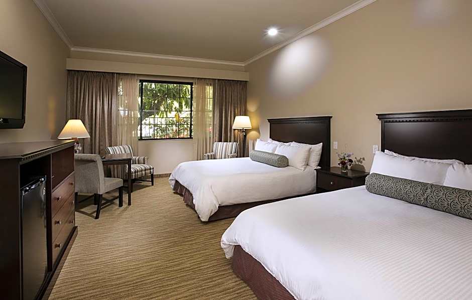 Photo 1 of 4 of Deluxe 1 Queen Bed