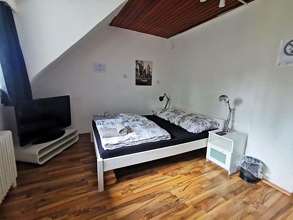 Eva's Hostel - Self Check-In & Only Private Rooms