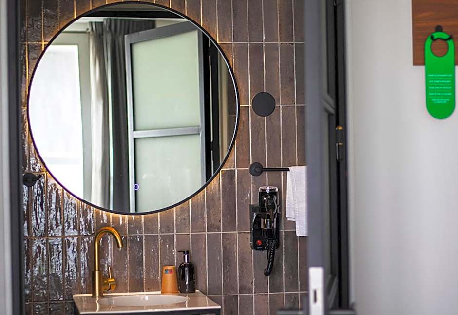 Boutique Hotel First City