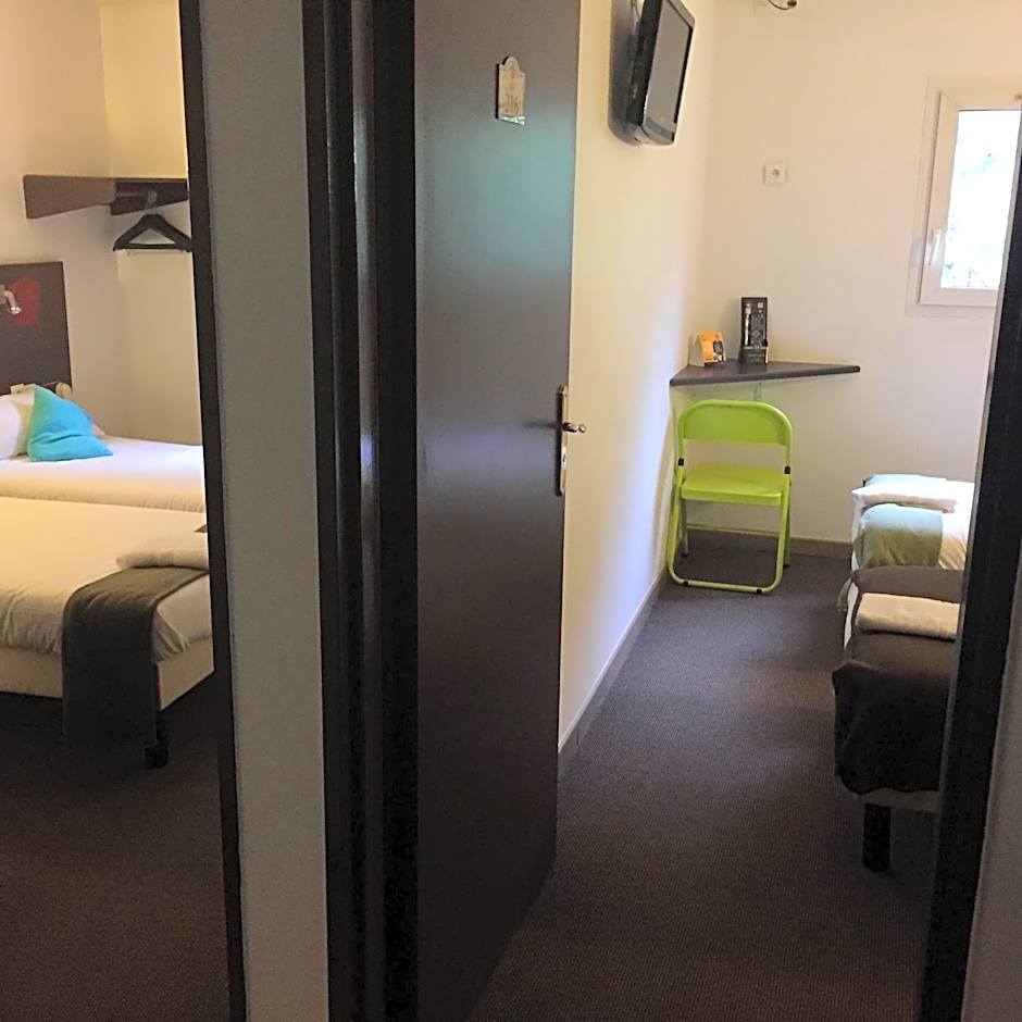 Photo 1 of 4 of 1 Double Bed and 2 Twin Beds