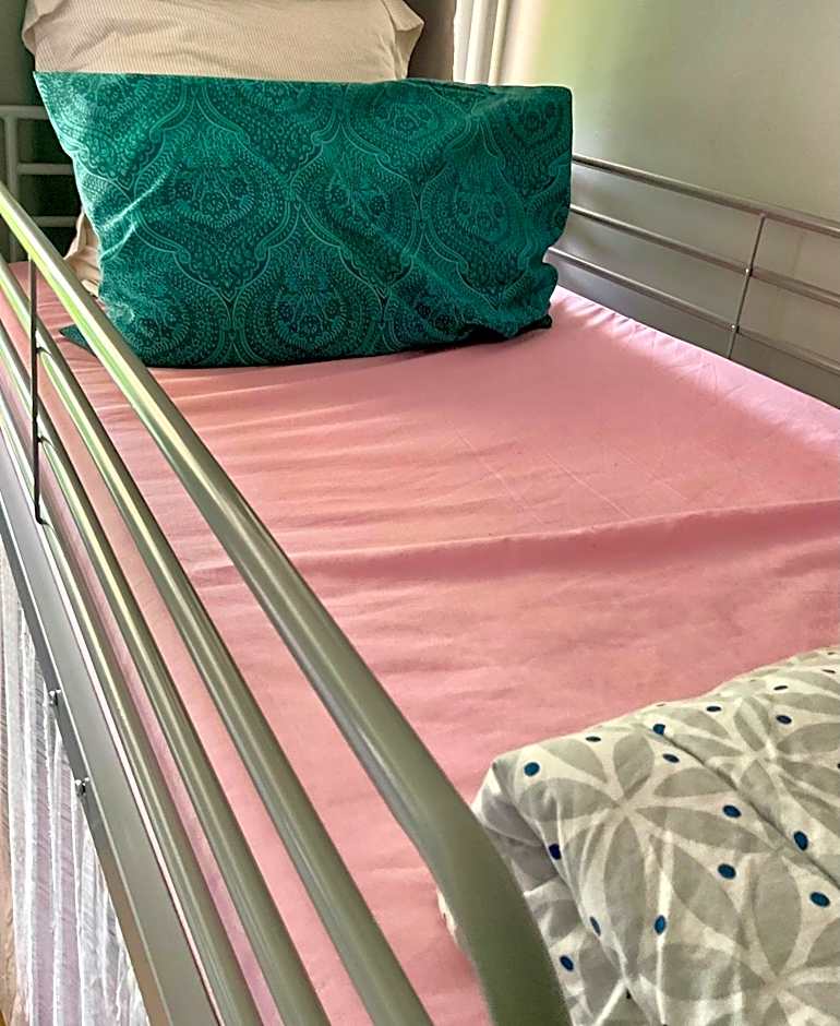 Female dorm- Femme dortoir Paris 8pm-10am