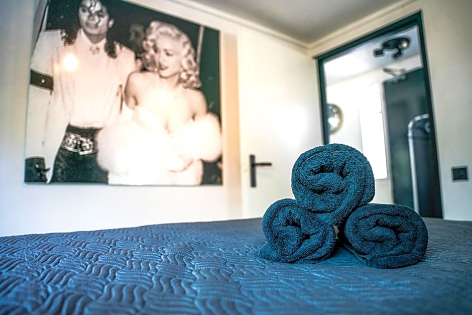 Amsterdam-Houseboat-Amstel