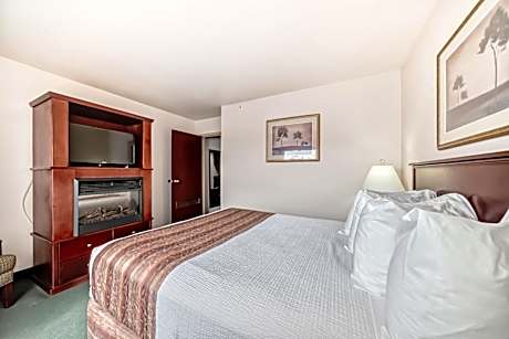 Queen Suite with Mountain View - Non-Smoking