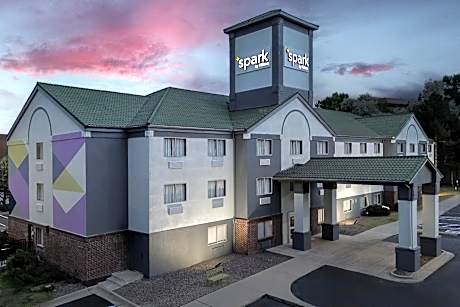 Spark by Hilton Lakewood Denver Southwest