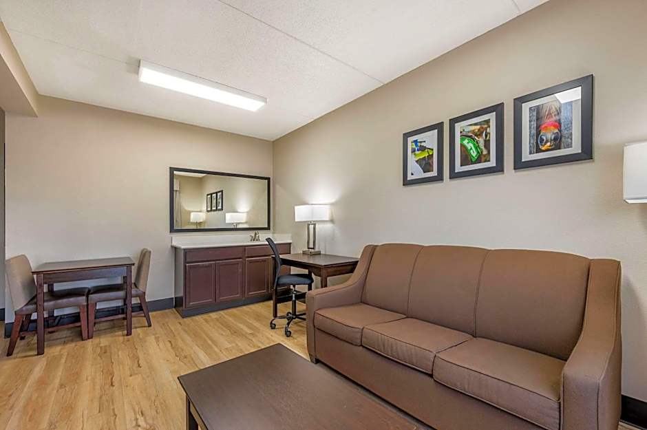 Clarion Pointe Louisville East
