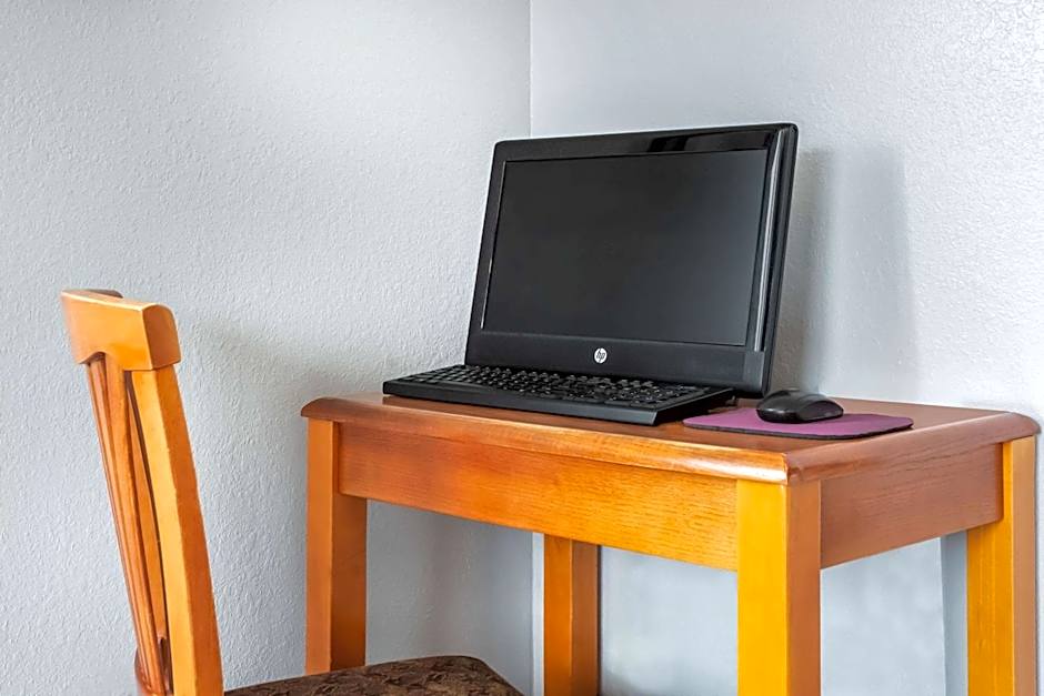 Super 8 by Wyndham Chester/Richmond Area