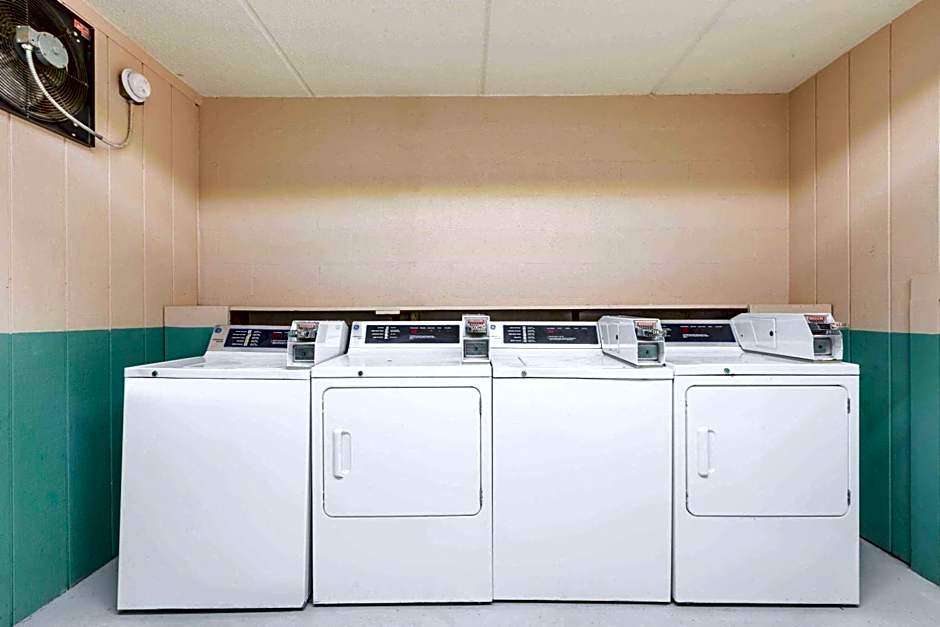 Super 8 by Wyndham Black Mountain