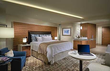 East Tower Deluxe King - Smoking