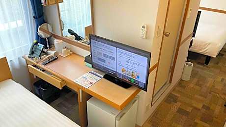 Standard Twin Room with a Shower & Bath Room between Beds - Non-Smoking