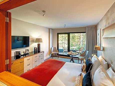 Superior Room with One Queen-Size Bed and Balcony - Pine Forest Side