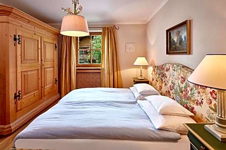 Classic One-Bedroom Apartment with Balcony