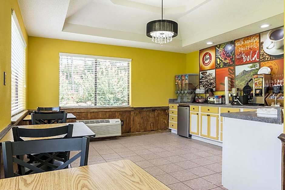 Travelodge by Wyndham Macon West