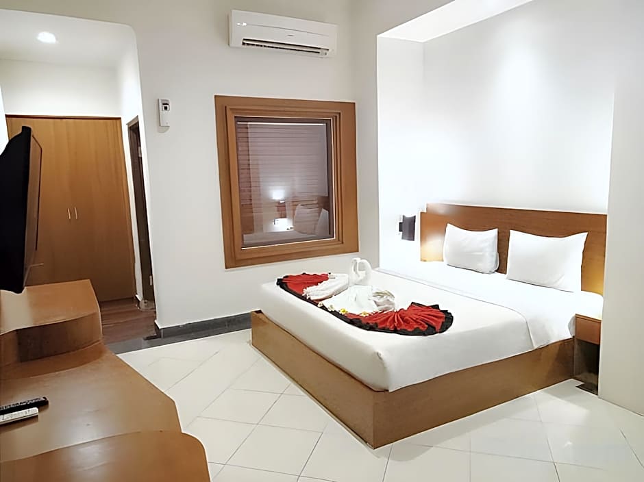 Super OYO Townhouse Oak Maxi Hotel Legian