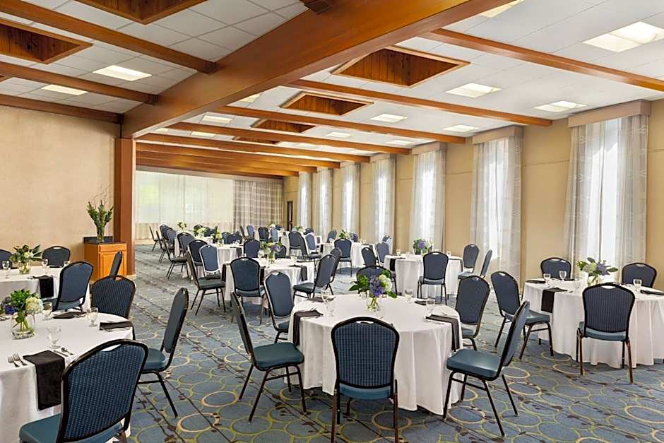 Delta Hotels by Marriott Helena Colonial