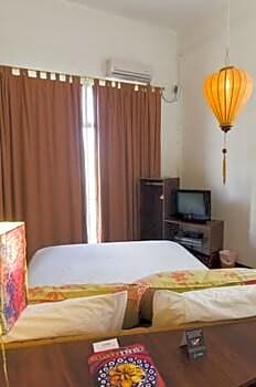 Economy Double or Twin Shared Bathroom