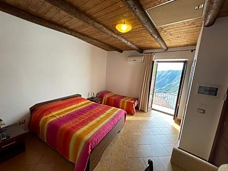 Deluxe Double Room with Balcony and Sea View