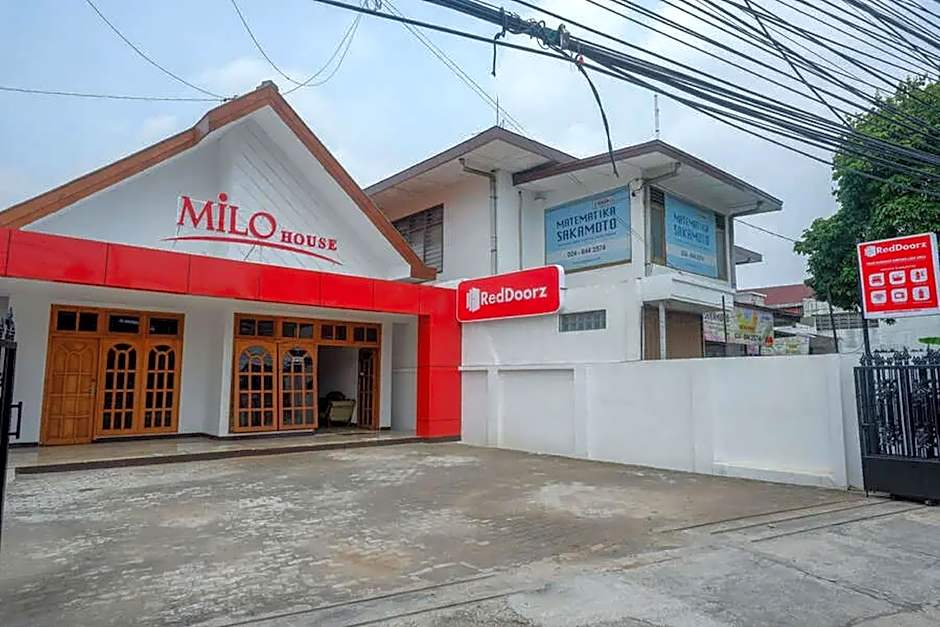 RedDoorz near Kawasan Simpang Lima Area