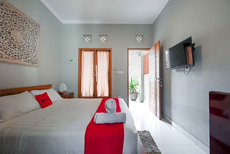 RedDoorz near Mertasari Beach 2