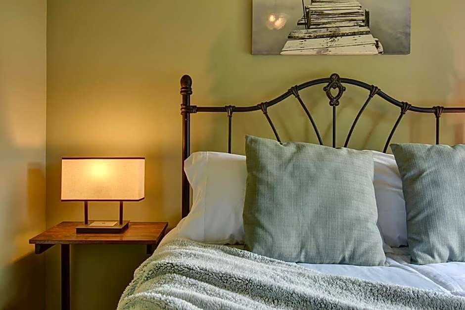 Front RIVER private BEACH 2 HOT TUBS 15 p SAUNA