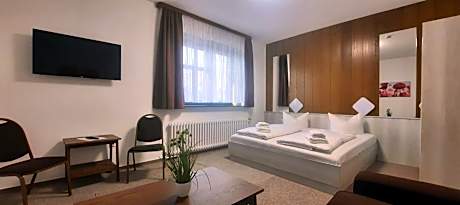 Family Room (2 Adults + 1 Child)