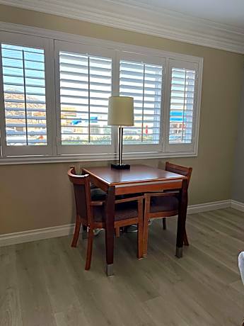 Accessible - 1 King Mobility Accessible Walk In Shower Non-Smoking Full Breakfast