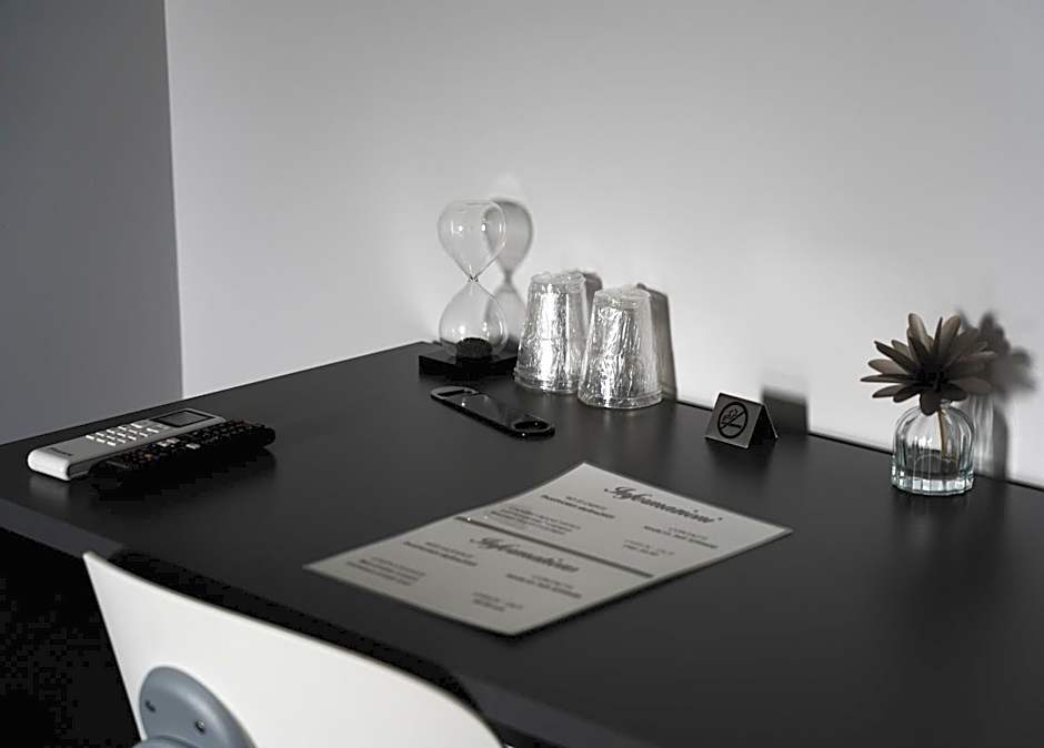 Skyline Rooms & Suites