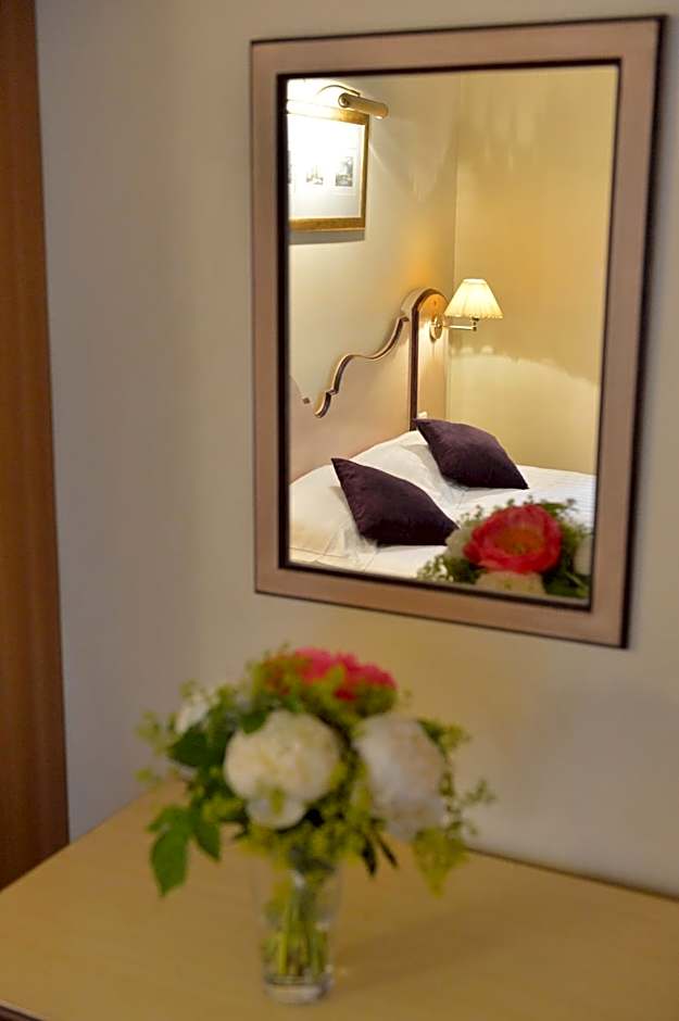 Hotel Suites Unic Renoir Saint-Germain
