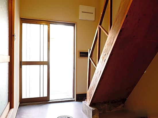 15 mins walk to Kyoto Station/5 mins to metro station B46-5
