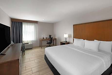 King Room with Bath Tub - Mobility Accessible/Non-Smoking