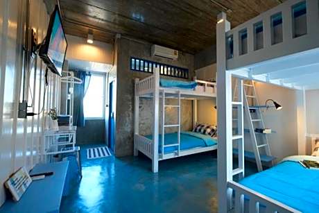 Quadruple Room with Private Bathroom