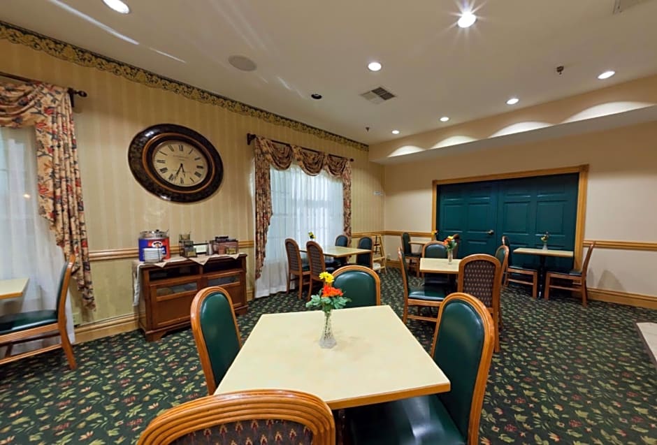 Country Inn & Suites by Radisson, Salina, KS