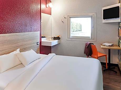 Tandem Room with Shared Bathroom and Toilets