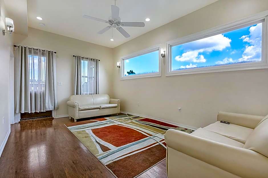 Modern 4BR Penthouse in Downtown by Hosteeva