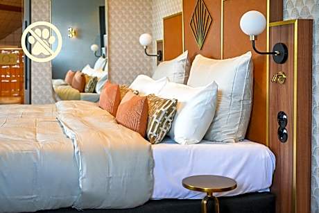 Deluxe Double Room (1 King Bed)