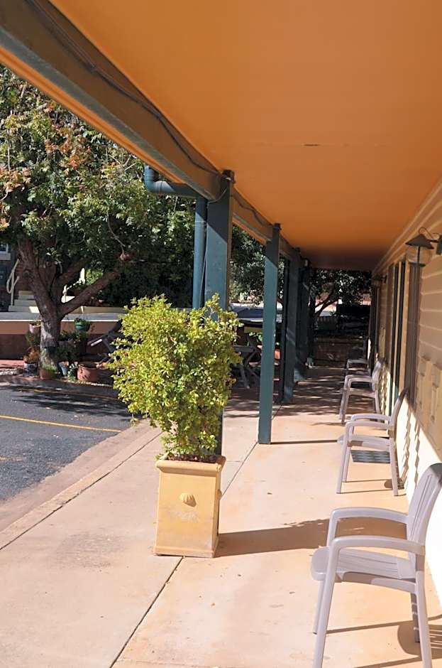 Ten Dollar Town Motel