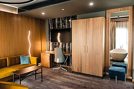 Deluxe Suite with Spa Bath