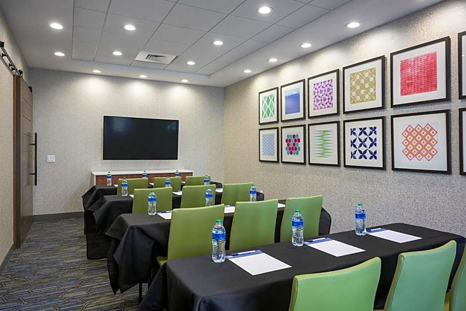 Holiday Inn Express and Suites Gilbert - East Mesa By IHG