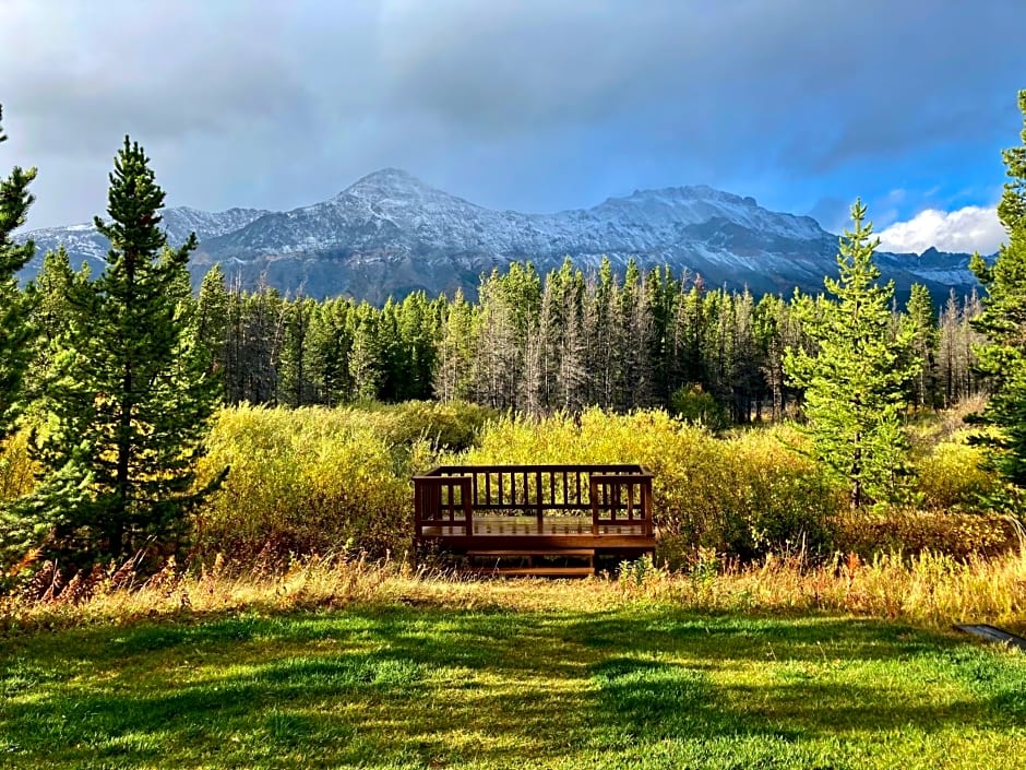 Summit Mountain Lodge and Steakhouse