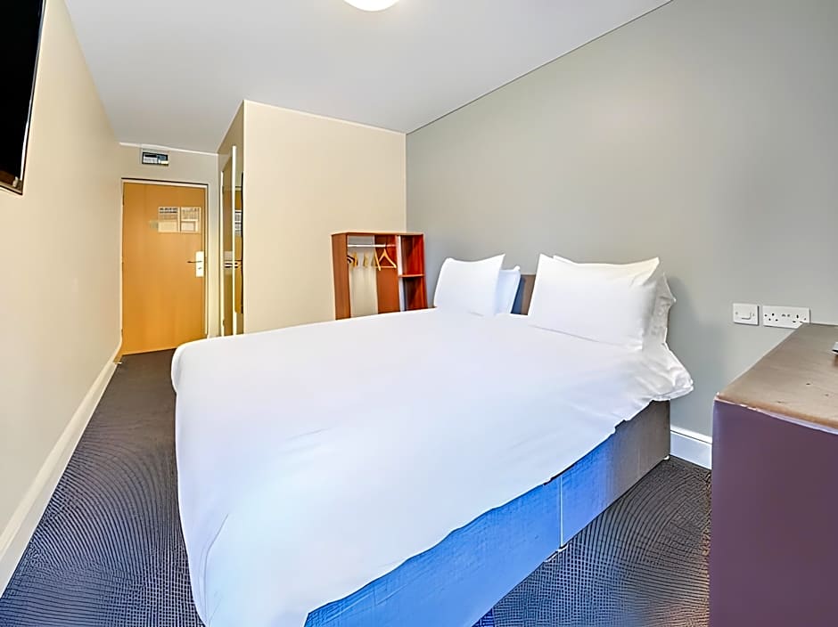 GO2 Gloucester Hotel by OYO
