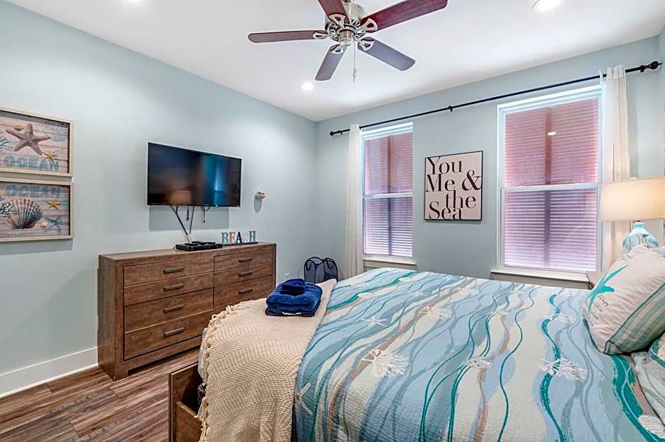 TRUE BLUE-Coastal cottage-3 min walk to beach! POOL!