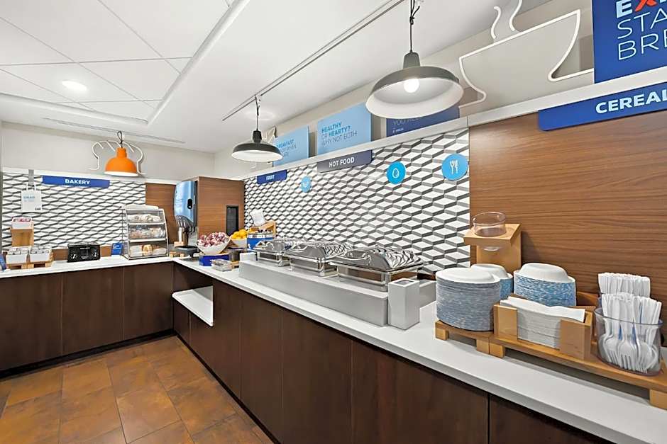 Holiday Inn Express & Suites Raleigh NE - Medical Ctr Area By IHG