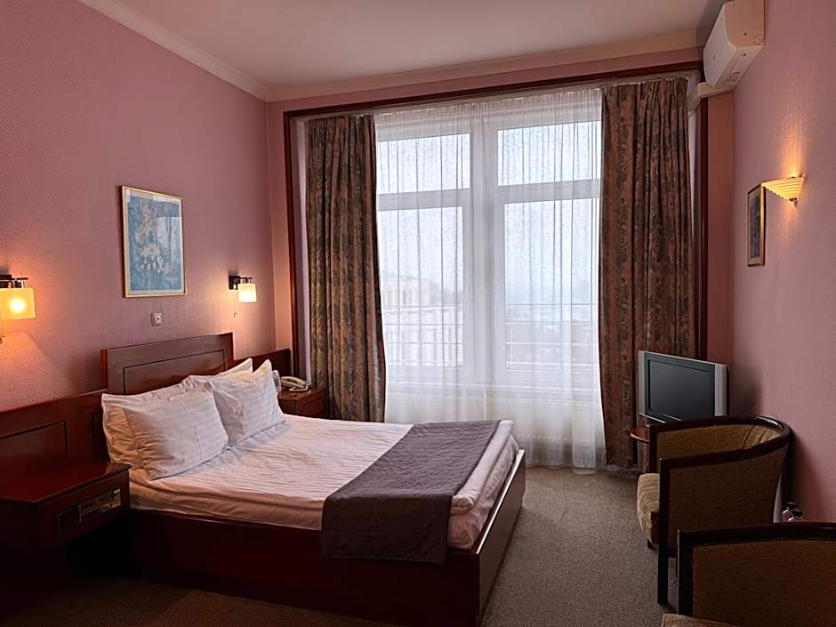 Готель Дніпро Dnipro Hotel
