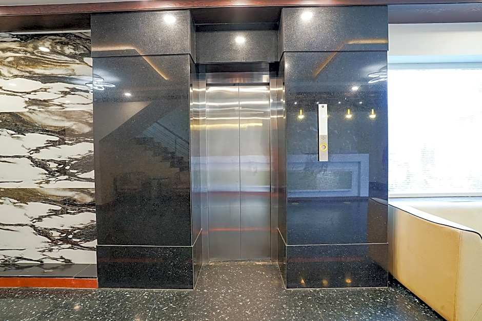 FabHotel Savi Inn - Nr. Mantri Square Mall