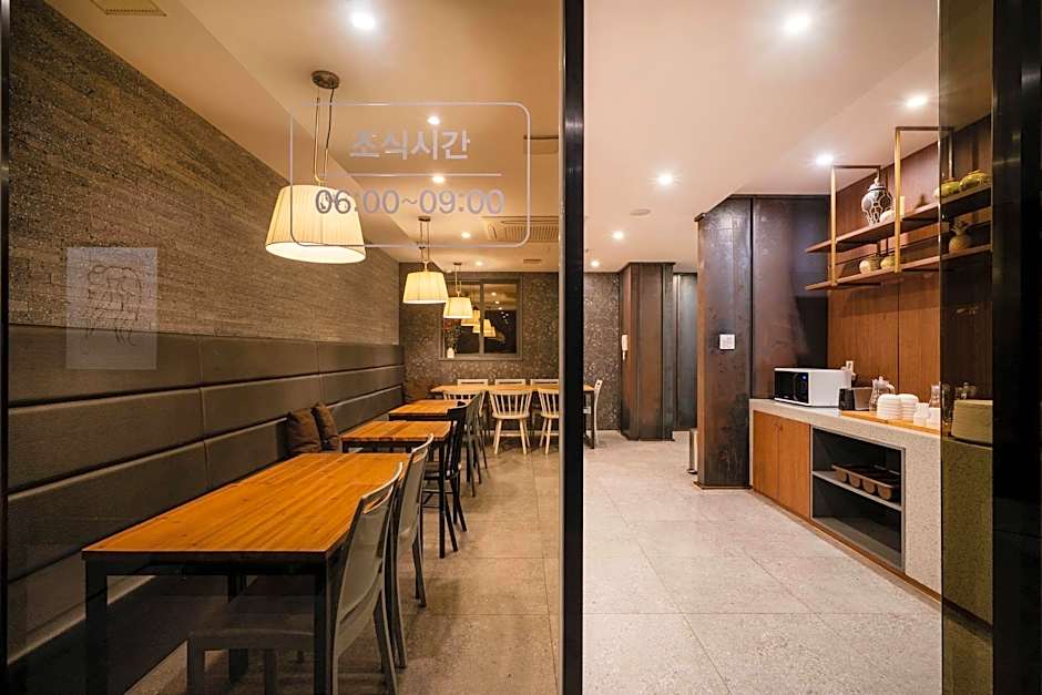 Brown-Dot Hotel Gupo