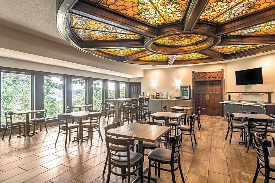 Riverview Inn & Suites, Ascend Hotel Collection