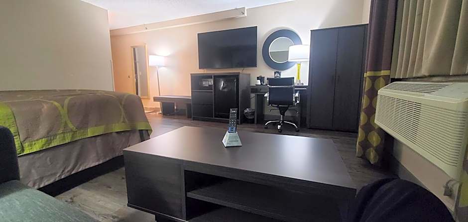Super 8 by Wyndham Sterling Heights/Detroit Area