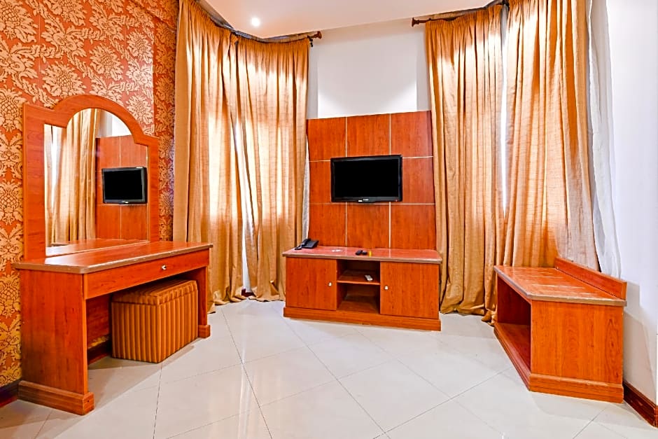 OYO 118 Revira Hotel
