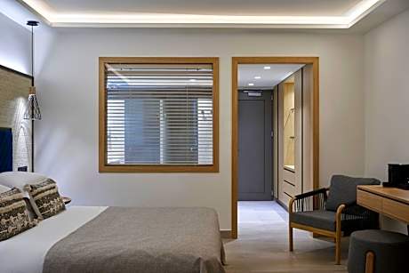 Premium Family Room Sliding Door Swim Up Inland View